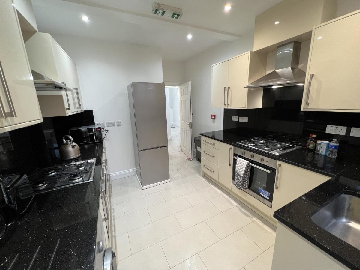 4 Wharncliffe Drive Hotel Hanwell Екстериор снимка