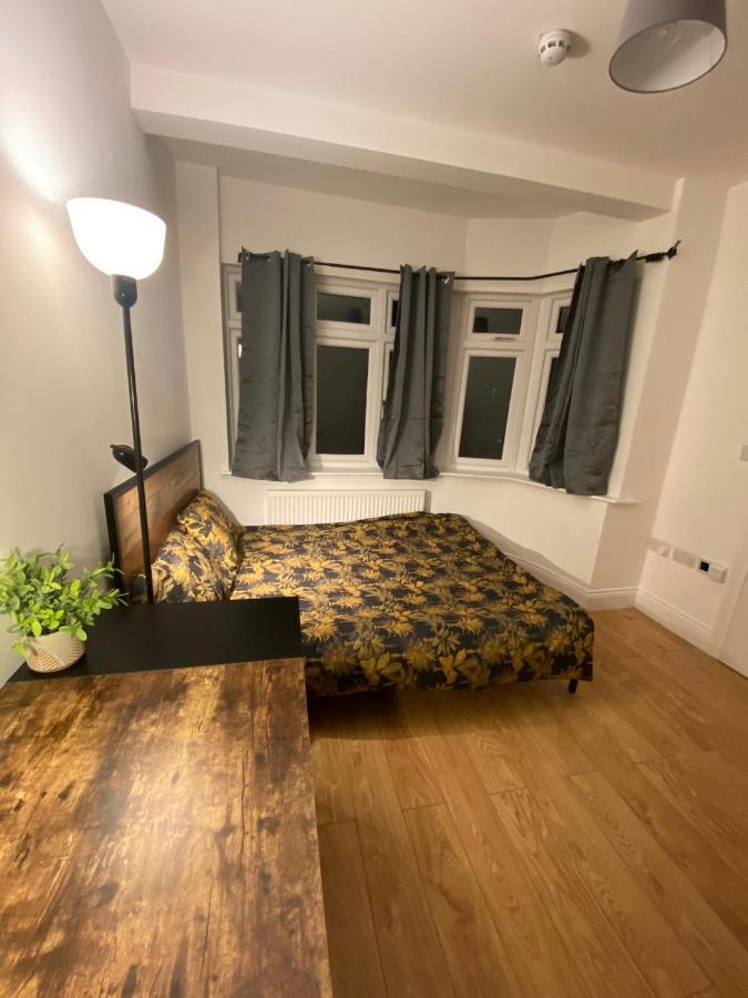 4 Wharncliffe Drive Hotel Hanwell Екстериор снимка