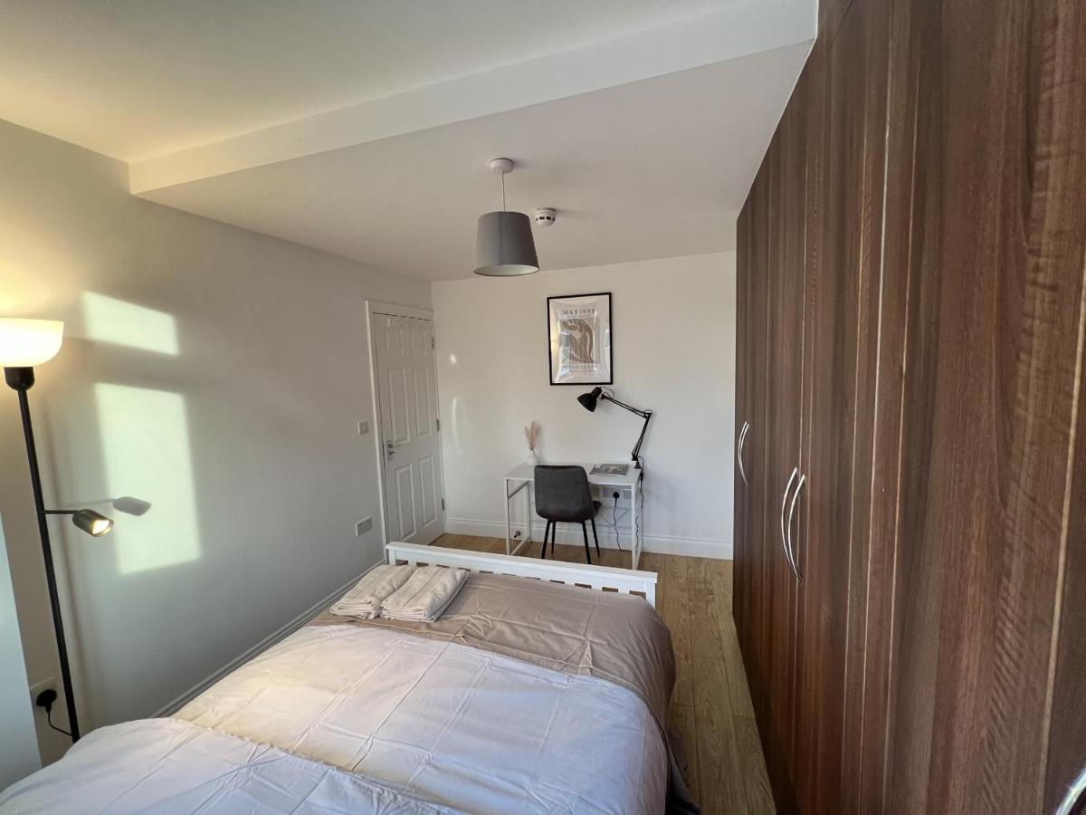 4 Wharncliffe Drive Hotel Hanwell Екстериор снимка