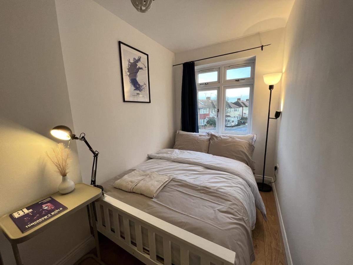 4 Wharncliffe Drive Hotel Hanwell Екстериор снимка