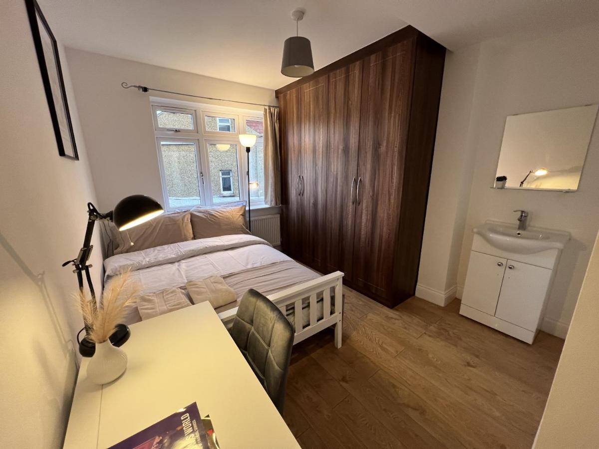 4 Wharncliffe Drive Hotel Hanwell Екстериор снимка