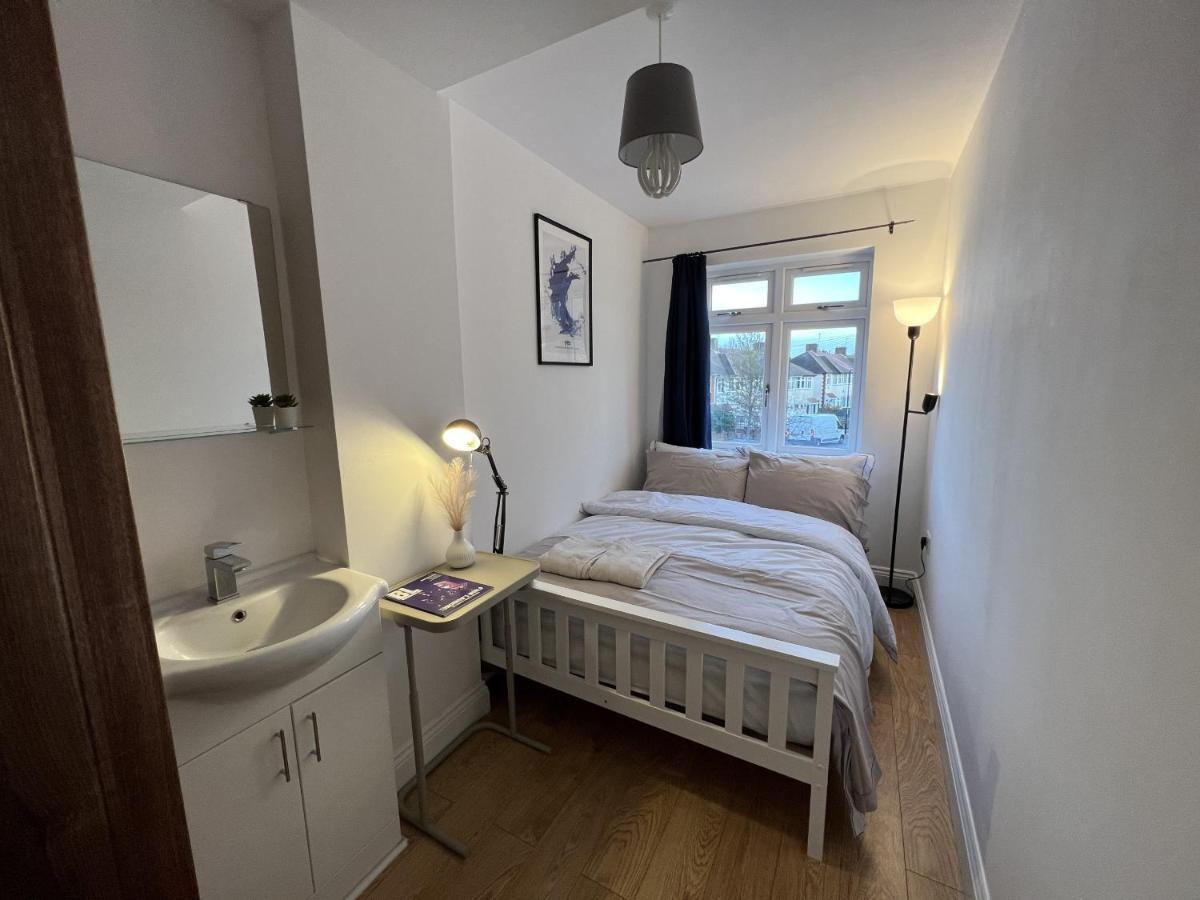 4 Wharncliffe Drive Hotel Hanwell Екстериор снимка