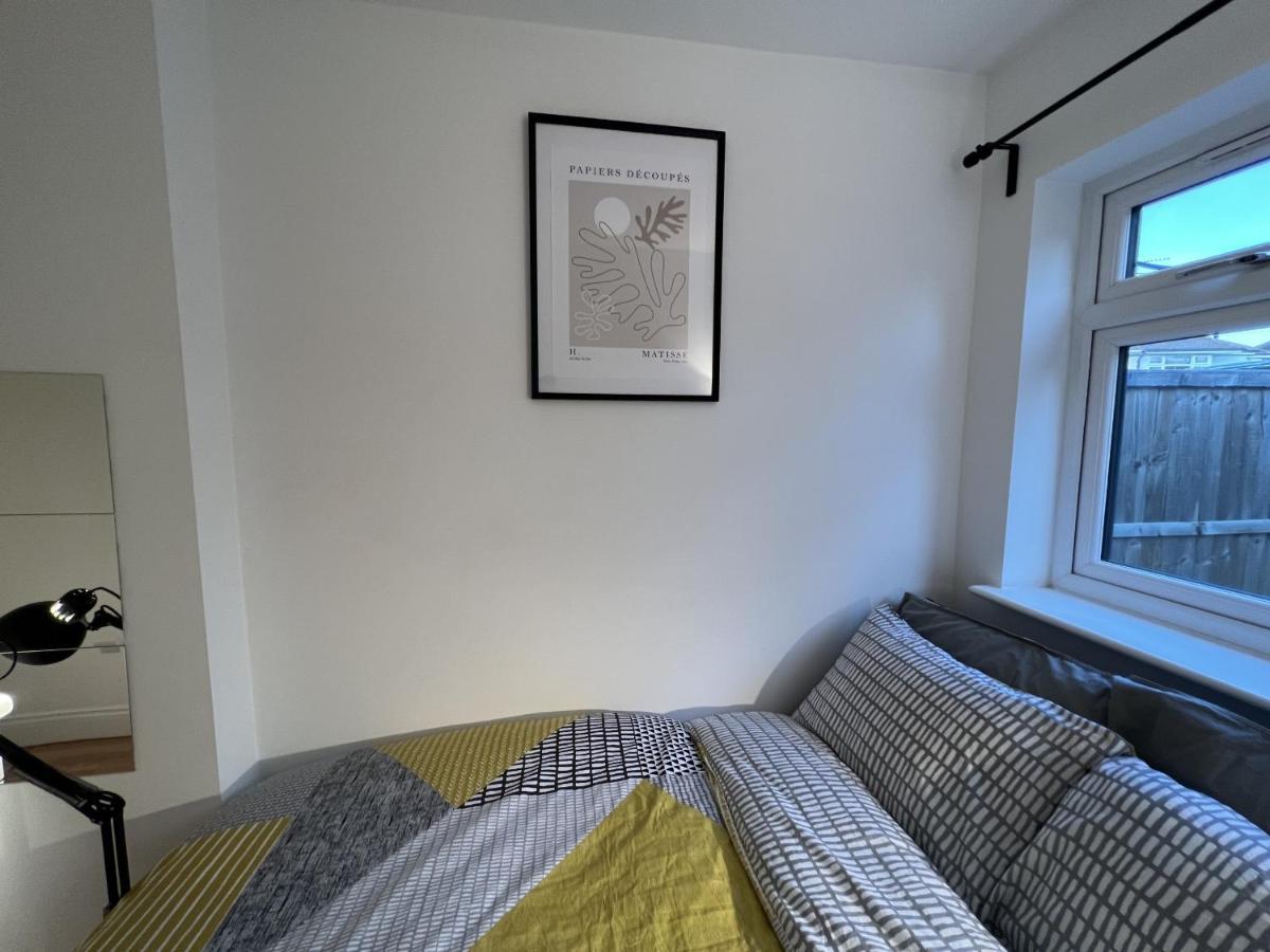 4 Wharncliffe Drive Hotel Hanwell Екстериор снимка