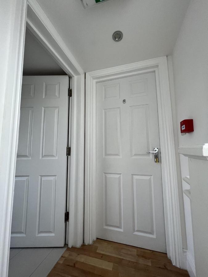 4 Wharncliffe Drive Hotel Hanwell Екстериор снимка