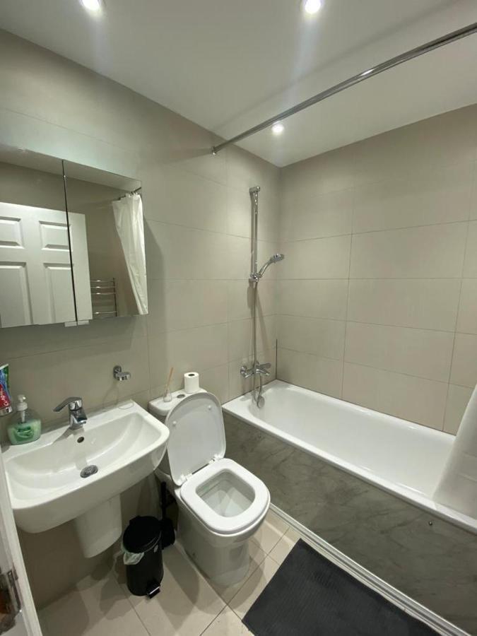 4 Wharncliffe Drive Hotel Hanwell Екстериор снимка