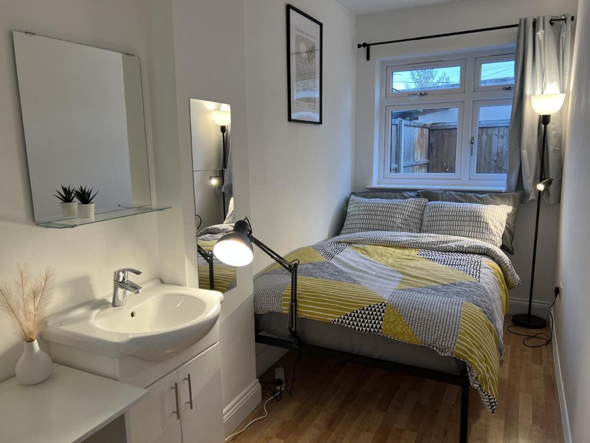 4 Wharncliffe Drive Hotel Hanwell Екстериор снимка