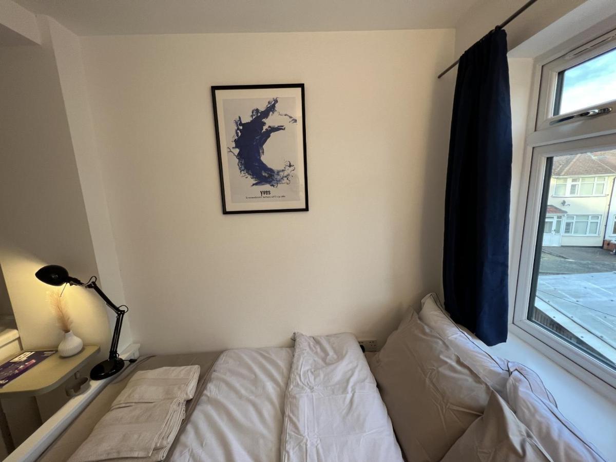 4 Wharncliffe Drive Hotel Hanwell Екстериор снимка