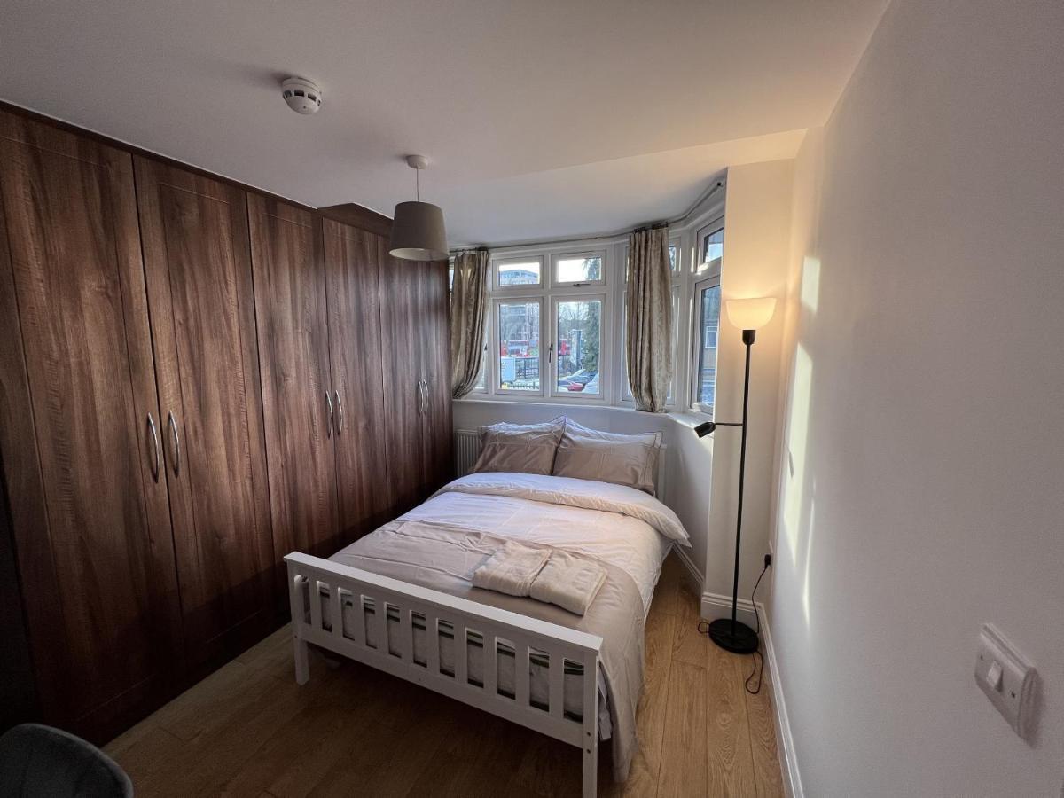 4 Wharncliffe Drive Hotel Hanwell Екстериор снимка