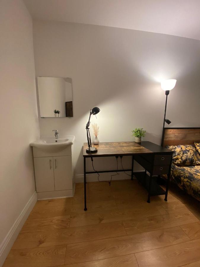 4 Wharncliffe Drive Hotel Hanwell Екстериор снимка