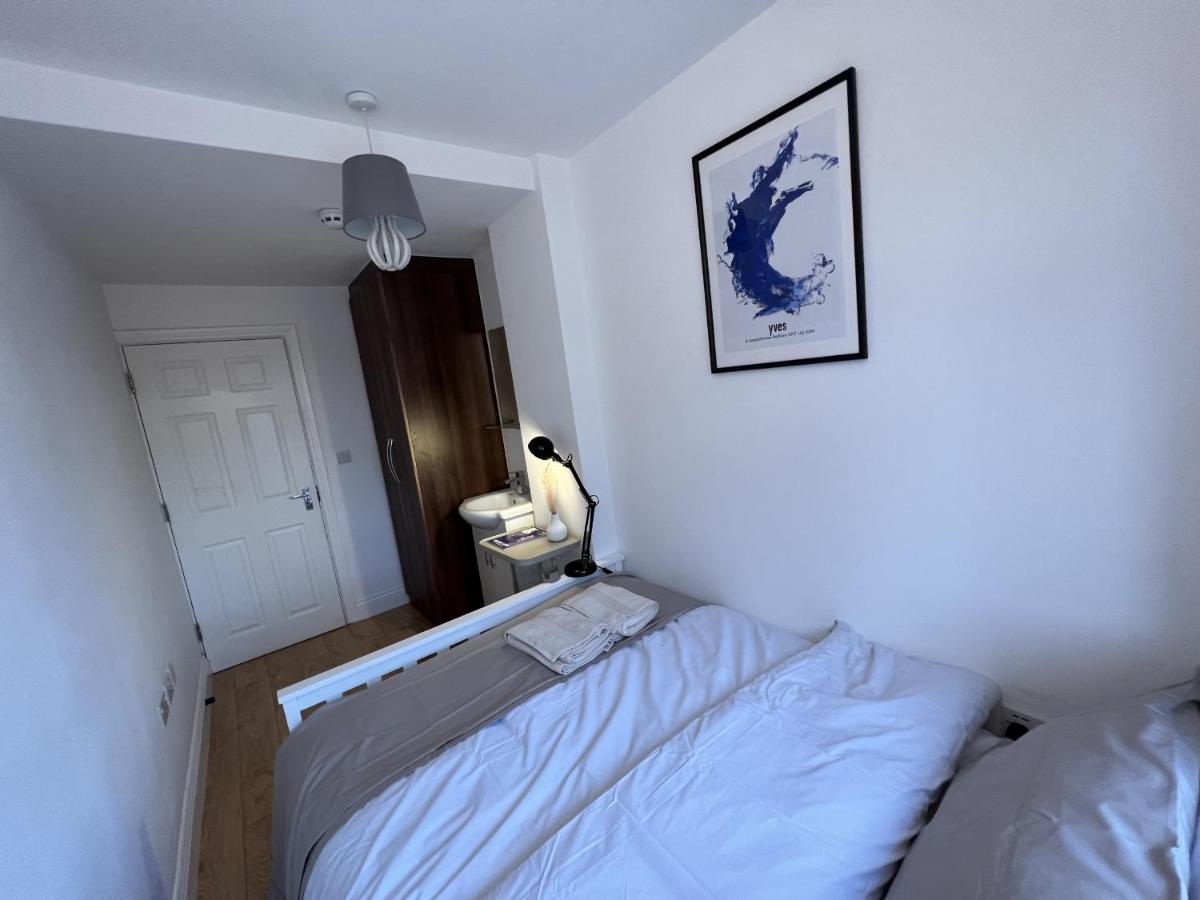 4 Wharncliffe Drive Hotel Hanwell Екстериор снимка