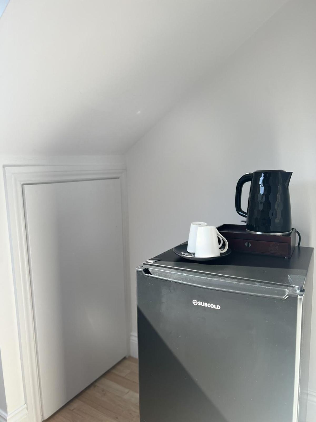 4 Wharncliffe Drive Hotel Hanwell Стая снимка