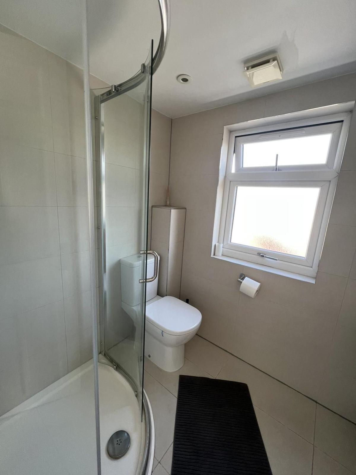 4 Wharncliffe Drive Hotel Hanwell Стая снимка
