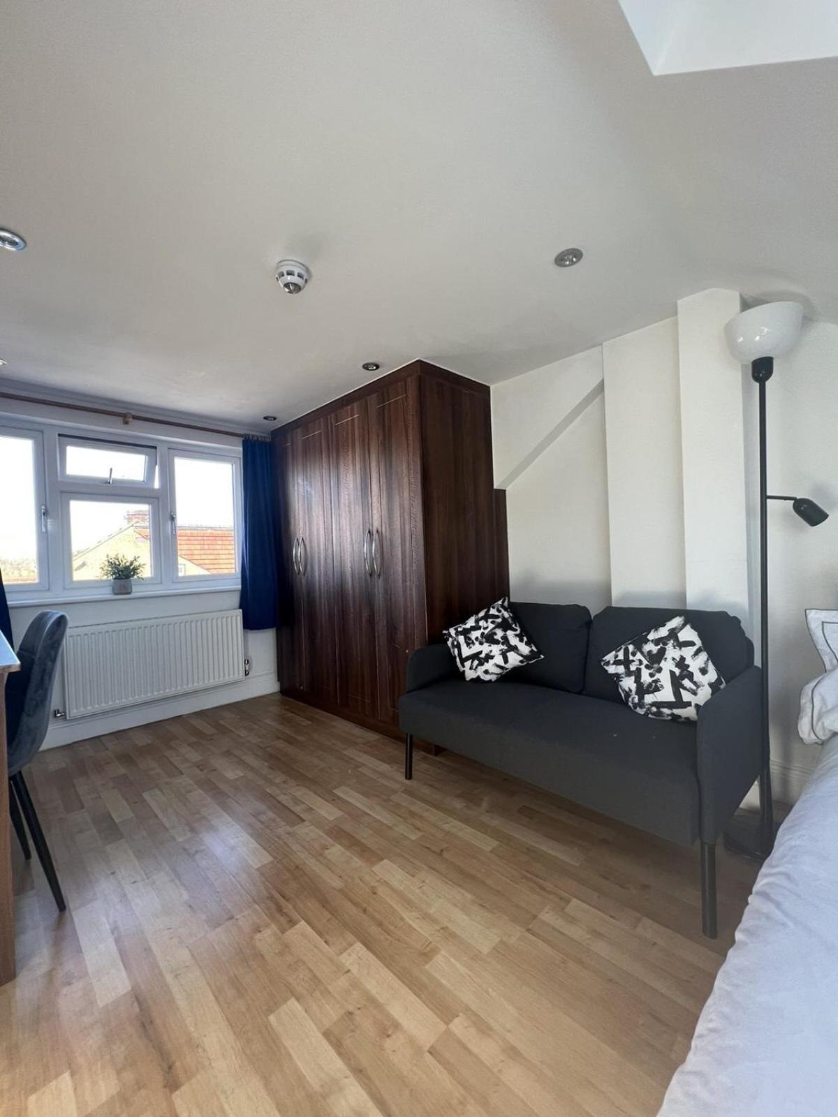 4 Wharncliffe Drive Hotel Hanwell Стая снимка
